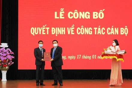Trao Quyết định bổ nhiệm Giám đốc Học viện Chính trị Khu vực 3 cho PGS, TS Đoàn Triệu Long.
