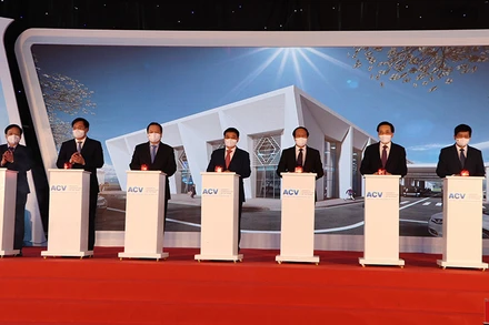 Phó Thủ tướng Lê Văn Thành cùng các đại biểu ấn nút khởi công dự án.