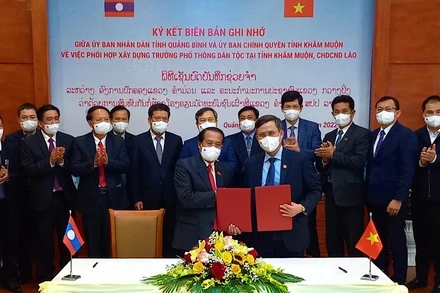 Ký biên bản ghi nhớ về xây dựng Trường phổ thông dân tộc nội trú tỉnh Khammouan.