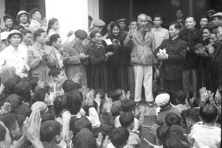 Chủ tịch Hồ Chí Minh thăm và chúc Tết đồng bào xã Việt Hưng, huyện Gia Lâm, thành phố Hà Nội sáng mùng 1 Tết, ngày 8/2/1958. (Ảnh tư liệu trưng bày tại triển lãm)