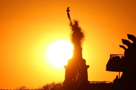 Mặt trời lặn đằng sau Tượng Nữ thần Tự do ở New York, Mỹ, tháng 5/2020. (Ảnh: AFP KEY FACTS)