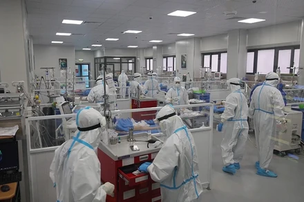 Các nhân viên y tế tại Bệnh viện Điều trị người bệnh Covid-19 căng mình điều trị bệnh nhân những ngày Tết cận kề. 