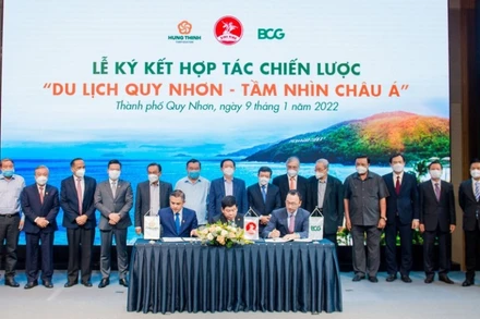 Nghi thức ký kết hợp tác chiến lược “Du lịch Quy Nhơn-Tầm nhìn châu Á” tại thành phố Quy Nhơn, tỉnh Bình Định.
