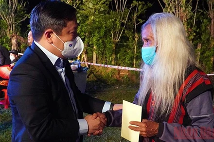 Bí thư Tỉnh ủy Quảng Bình Vũ Đại Thắng tặng quà cho già Hồ Ai ở bản Khe Cát, xã Trường Sơn.