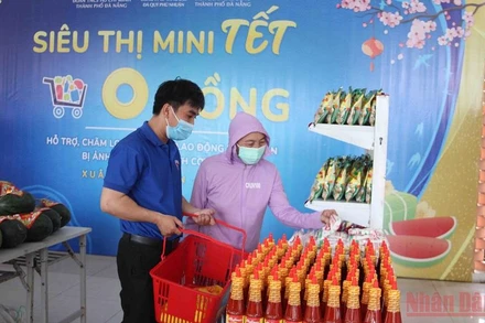 Người dân mua sắm tại siêu thị.