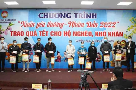 Trao quà Tết cho hộ nghèo.