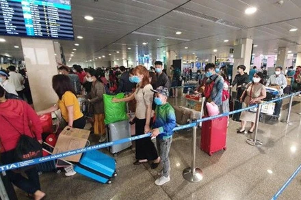 Hành khách làm thủ tục bay tại Nội Bài. (Ảnh: Vietnam Airlines cung cấp)