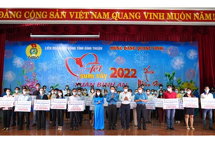 Đại diện lãnh đạo UBND tỉnh Bình Thuận và Liên đoàn Lao động tỉnh Bình Thuận trao quà của chương trình “Tết sum vầy-Xuân bình an” năm 2022 cho đại diện các Công đoàn cơ sở.