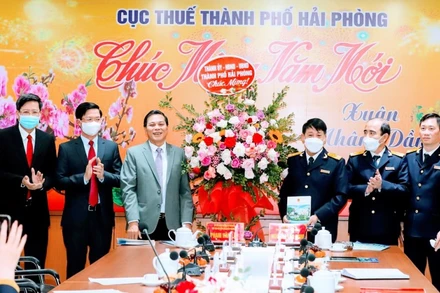 Chủ tịch UBND thành phố Hải Phòng biểu dương, động viên cán bộ, nhân viên Cục Thuế Hải Phòng về thành tích thu ngân sách nội địa năm 2021.