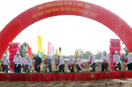 Nghi lễ khởi công xây dựng cầu bắc qua sông Cần Giuộc (tỉnh Long An).