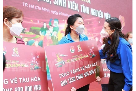 Đại diện Trung ương Đoàn trao vé máy bay miễn phí tặng người lao động.