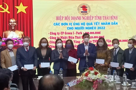 Hiệp hội Doanh nghiệp tỉnh Thái Bình trao hơn 1.000 suất quà Tết, tổng giá trị gần 500 triệu đồng cho 17 đơn vị trên địa bàn.