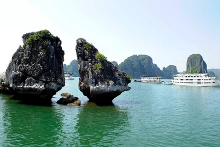 Vẻ đẹp của hòn Trống Mái trên Vịnh Hạ Long. Ảnh: ANH SƠN 