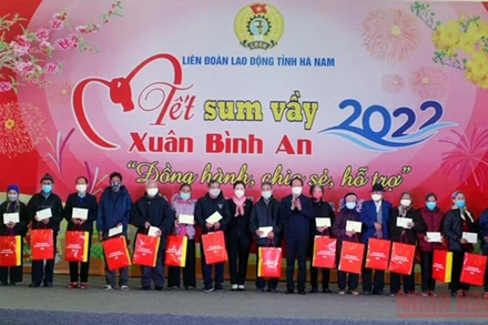 Phó Thủ tướng Lê Văn Thành tặng quà cho các hộ nghèo tỉnh Hà Nam.