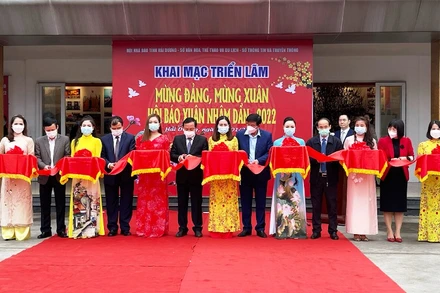 Các đại biểu cắt băng khai mạc triển lãm và hội báo xuân.