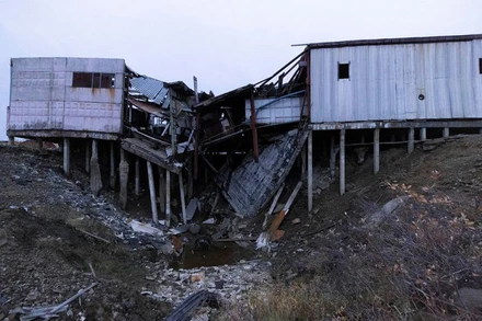 Một tòa nhà công nghiệp ở Cộng hòa Sakha (Yakutia), LB Nga bị phá hủy khi lớp băng vĩnh cửu dưới móng tòa nhà tan chảy. (Ảnh: Reuters)