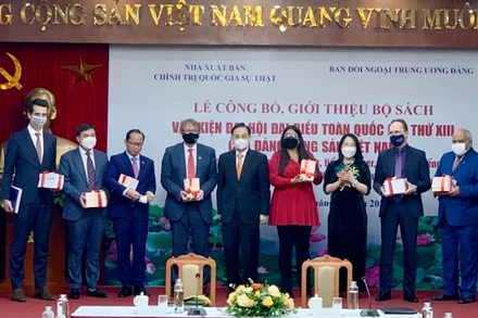 Đồng chí Lê Hoài Trung trao tặng bộ sách cho Đại sứ, Phó Đại sứ và Đại biện các cơ quan đại diện ngoại giao nước ngoài tại Việt Nam.