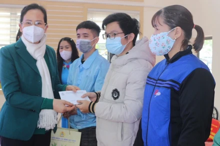 Lãnh đạo tỉnh Hà Nam trao quà Tết cho công nhân có hoàn cảnh khó khăn.