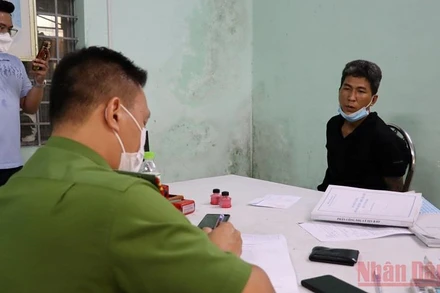 Lực lượng công an lấy lời khai đối tượng cầm đầu Bùi Việt Thắng. 