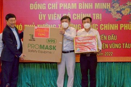 Phó Thủ tướng Thường trực Chính phủ Phạm Bình Minh tặng quà lượng tuyến đầu phòng, chống dịch tại Bệnh viện Vũng Tàu.