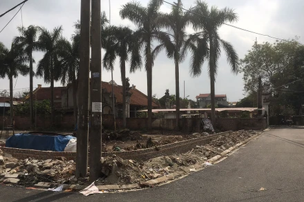 Khu vực bảo vệ II của chùa bị đập phá và xây tường bao lùi vào trong. (Ảnh: MẠNH THẮNG)