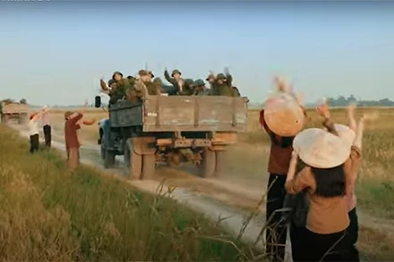 Cảnh trong phim "Bình mình đỏ". (Ảnh chụp màn hình)