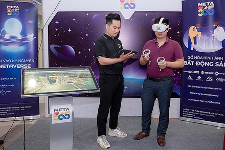 Đại biểu trải nghiệm Ngày hội Đổi mới sáng tạo Thủ đô lần thứ II-năm 2022 trên không gian thực tế ảo.
