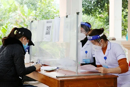 Lực lượng y tế ở Hà Tĩnh hướng dẫn người dân về quê khai báo y tế và thực hiện nghiêm túc các quy định phòng dịch. 