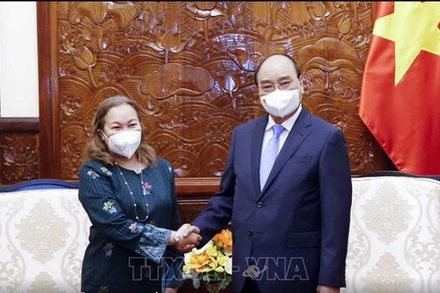 Chủ tịch nước Nguyễn Xuân Phúc tiếp Đại sứ Malaysia Dato Sharifah Norhana Syed Mustaffa. (Ảnh: TTXVN)