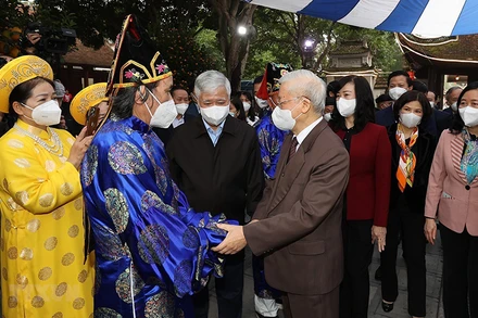 Tổng Bí thư Nguyễn Phú Trọng với nhân dân tại Di tích lịch sử-văn hóa Đền Đô (phường Đình Bảng, thành phố Từ Sơn). (Ảnh: Trí Dũng/TTXVN)