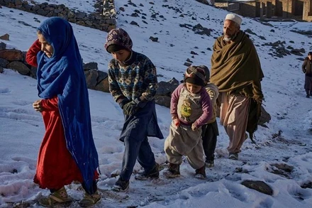 Người vô gia cư đi dưới tuyết lạnh ở Afghanistan. (Ảnh: UN)