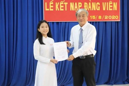 Trao quyết định kết nạp Đảng cho đảng viên trẻ. (Ảnh minh họa: TTXVN)