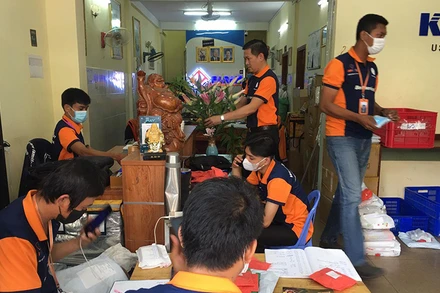 Nhân viên Công ty Camship xem kỹ đơn hàng trước khi chuyển đi (Ảnh: Nguyễn Hiệp)