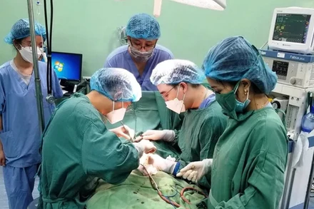 Phẫu thuật cấp cứu cho trẻ. (Ảnh: Yến Phương)