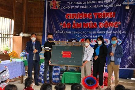 Tặng quà và ti-vi cho học sinh và các trường học vùng cao. (Ảnh: Nguyên Sơn)