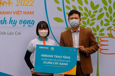 Đại diện ABBANK trao tặng cây xanh cho người dân và chính quyền xã Dương Quỳ.