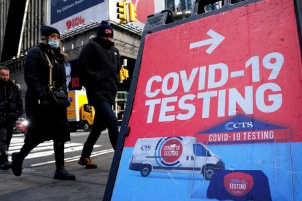 Biển báo xét nghiệm Covid-19 ở quận Manhattan, thành phố New York, Mỹ, ngày 20/1/2022. (Ảnh: REUTERS)