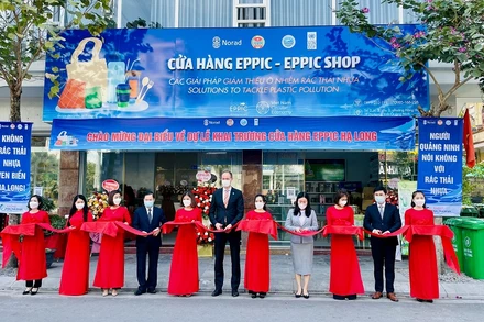 Các đại biểu cắt băng khai trương EPPIC Shop tại TP Hạ Long, tỉnh Quảng Ninh. (Ảnh: UNDP)