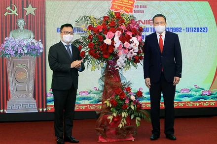 Đồng chí Lê Quốc Minh, Ủy viên Trung ương Đảng, Tổng Biên tập Báo Nhân Dân, Phó Trưởng Ban Tuyên giáo Trung ương, Chủ tịch Hội Nhà báo Việt Nam tặng lẵng hoa chúc mừng Báo Thái Bình nhân 60 năm ngày ra số đầu.