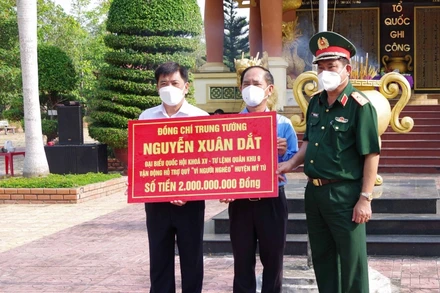 Trung tướng Nguyễn Xuân Dắt đã trao bảng tượng trưng vận động hỗ trợ “Quỹ vì người nghèo” huyện Mỹ Tú.