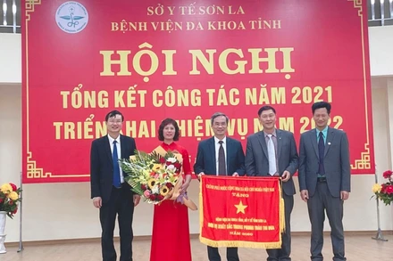 Bệnh viện Đa khoa tỉnh Sơn La đón nhận Cờ thi đua của Thủ tướng Chính phủ.
