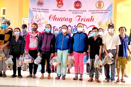 Đồn Biên phòng và các đơn vị ở cửa khẩu quốc tế Cha Lo (Quảng Bình) tặng quà Tết cho người dân.