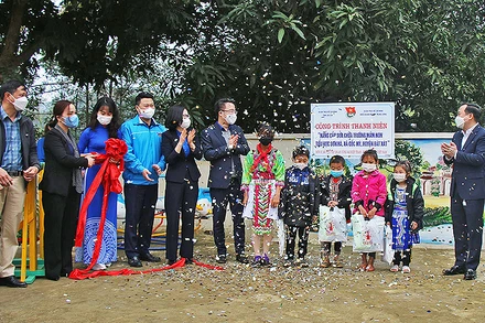 Quang cảnh Lễ bàn giao công trình thanh niên “Nâng cấp, sửa chữa Trường Mầm non, Tiểu học Sơn Hà” tại xã Cốc Mỳ (huyện Bát Xát, tỉnh Lào Cai) trong khuôn khổ chương trình “Xuân biên giới-Tết hải đảo”. 