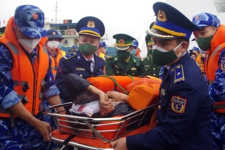 Người bị nạn đã được lực lượng cảnh sát biển đưa đi cấp cứu kịp thời ngay khi vào bờ. (Ảnh: Mạnh Thường)