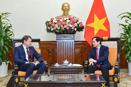 Bộ trưởng Bùi Thanh Sơn tiếp xã giao Thứ trưởng Ngoại giao Belarus Nikolai Borisevich. (Nguồn: TTXVN)