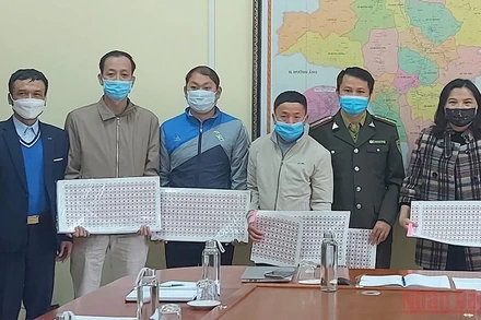 Cán bộ Chi cục tiêu chuẩn và đo lường chất lượng, Sở Khoa học-Công nghệ tỉnh Điện Biên, bàn giao tem truy xuất nguồn gốc cây đào cho huyện Tuần Giáo.