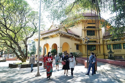 Khách du lịch tham gia tour khám phá kiến trúc Pháp trong lòng Hà Nội - một tour du lịch mới được đưa vào khai thác.