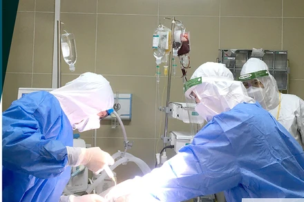 Các bác sĩ mổ lấy thai cho sản phụ bị suy hô hấp do Covid-19.