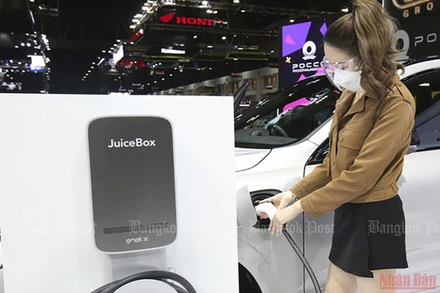 Một chiếc ô tô điện được kết nối với trạm sạc tại triển lãm Motor Expo 2021 ở Thủ đô Bangkok, Thái Lan (Ảnh: Bangkok Post)