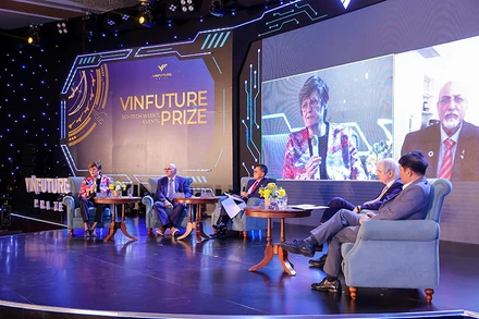 Các diễn giả tham gia thảo luận tại tọa đàm.